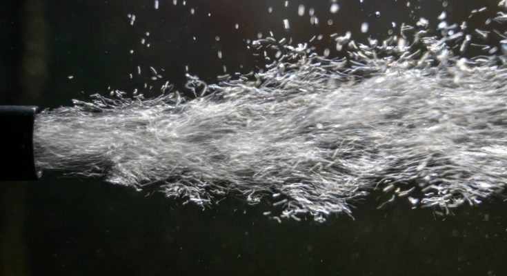 Luftblasen strömen mit hoher Geschwindigkeit aus einer Luftpumpe im Aquarium